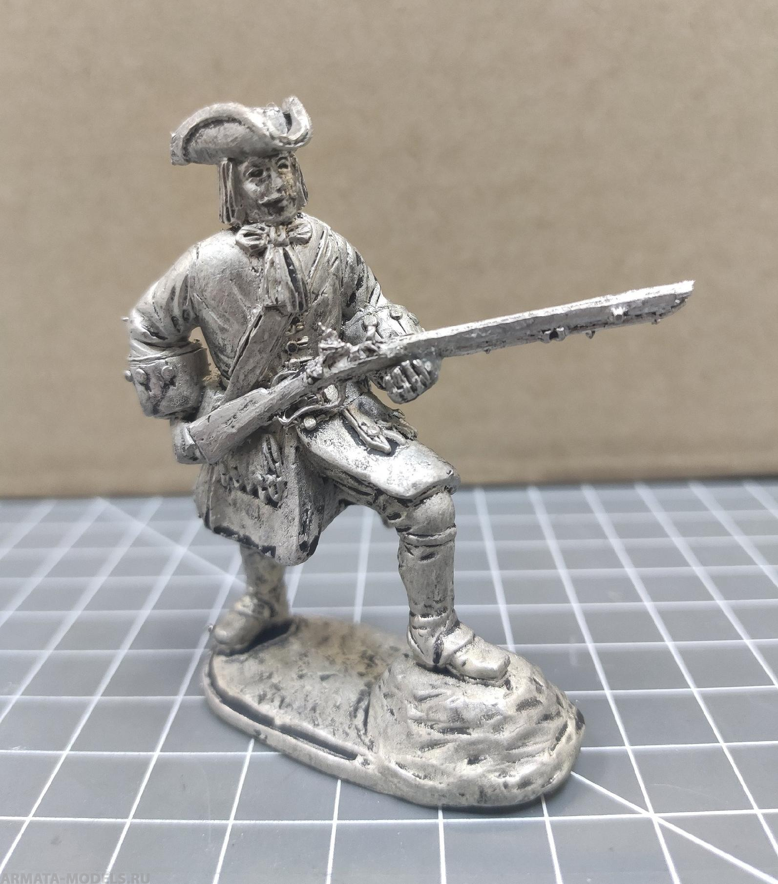 4204ТБ Пехота русской армии Петра 1, Пеший фузилер заряжающий ружье стоя на камне Три Богатыря