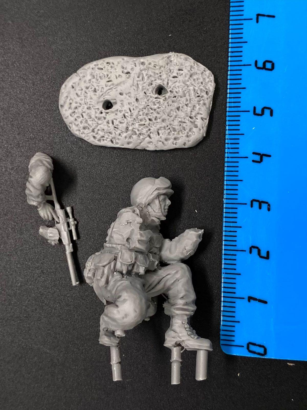 5083ТБ ВИМ, стоящий на одном колене боец (Росгвардия) стреляющий из автомата со снайперским прицелом Три Богатыря